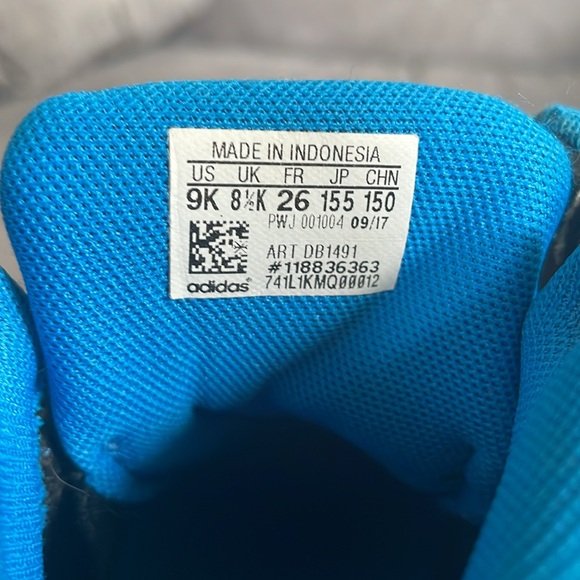 Small adidas shoes  (9K size) - Picture 6 of 7